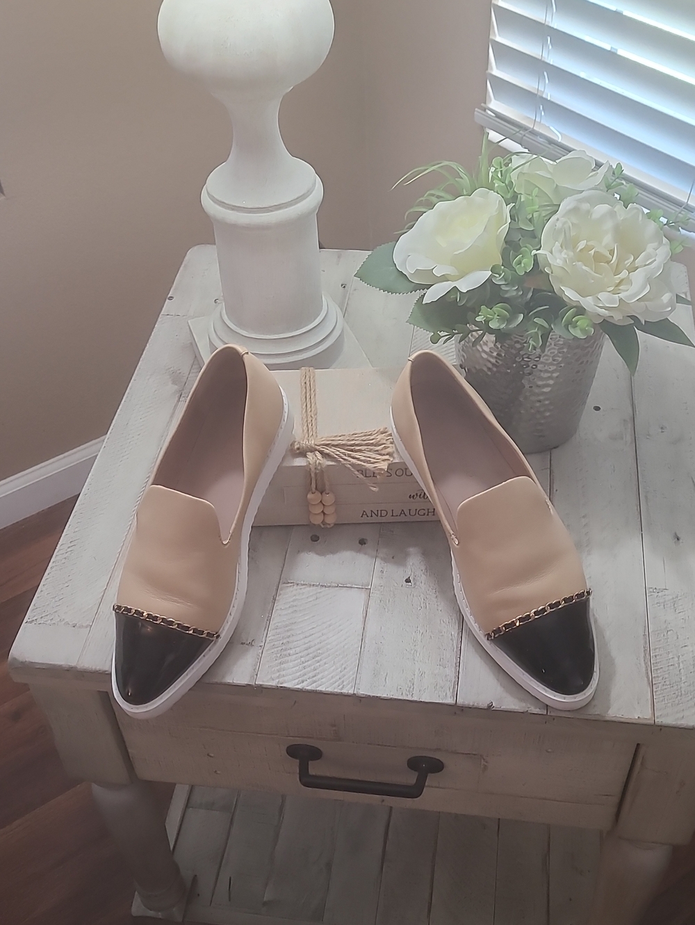 KARL LAGERFELD : Women's Two-Tone Slip-On Flats in Beige and Black SZ9
